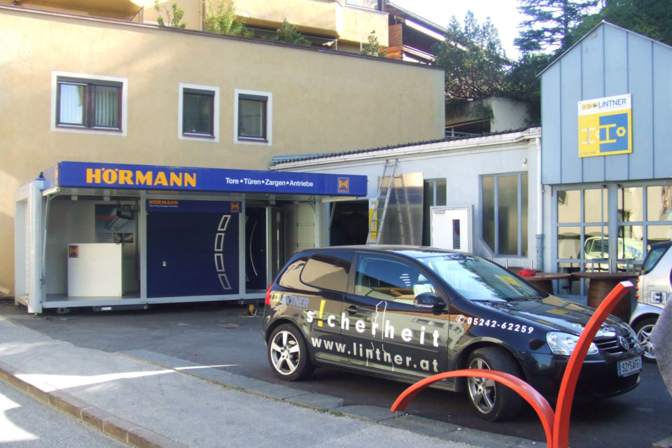 Betriebsgebäude 2004 mit Firmenauto