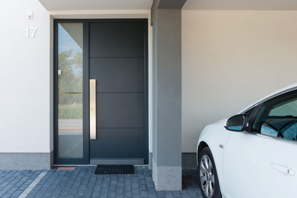 Hauseingang mit Carport